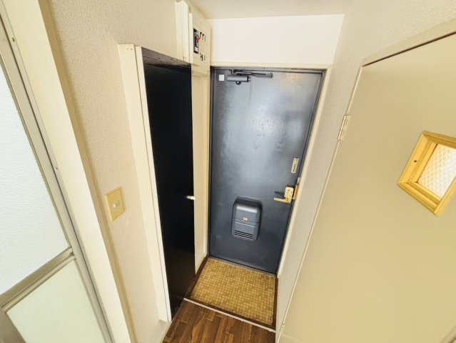 ウィング21街道Aの玄関|別号室タイプ