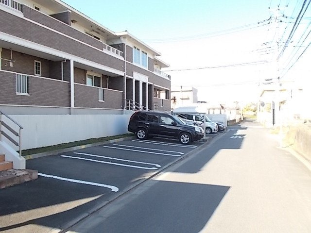 フラン　グラースの駐車場|駐車場があるので、車を買う予定の方も安心です