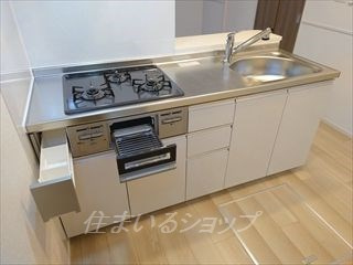 プリムローズⅠのキッチン|浄水器一体型シャワー水栓・床下収納あり
