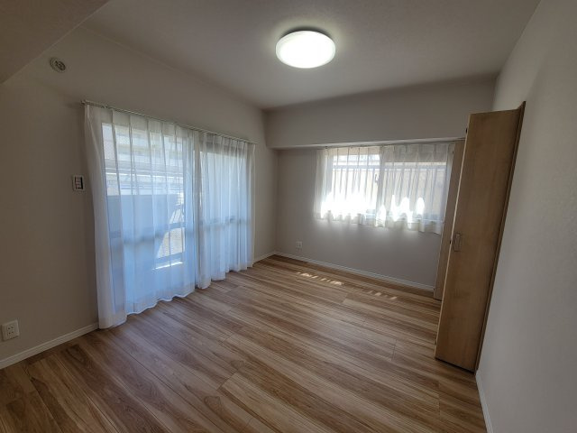 ライオンズタワー安里の洋室