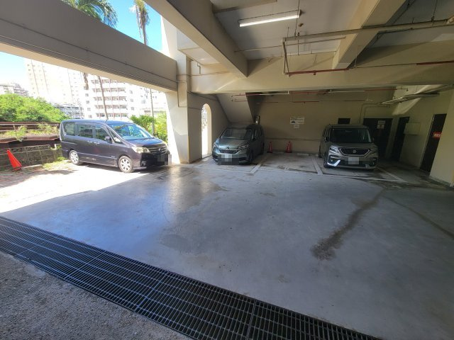 ライオンズタワー安里の駐車場