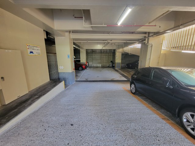 ライオンズタワー安里の駐車場