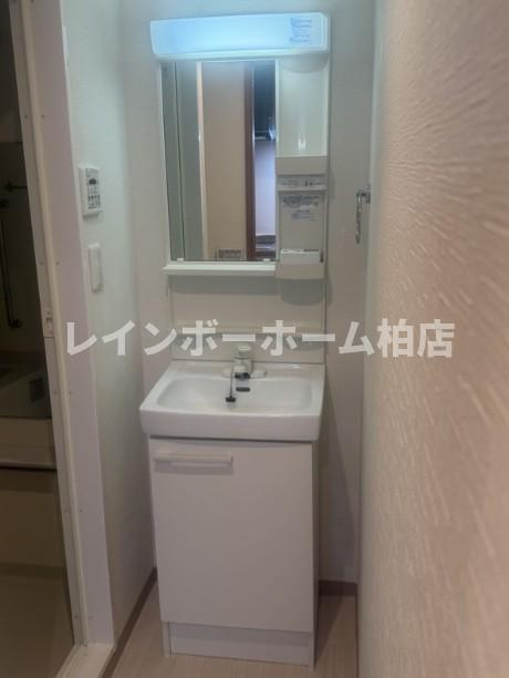 特典：仲介手数料が50％OFFです‼の洗面所|明るい洗面所です