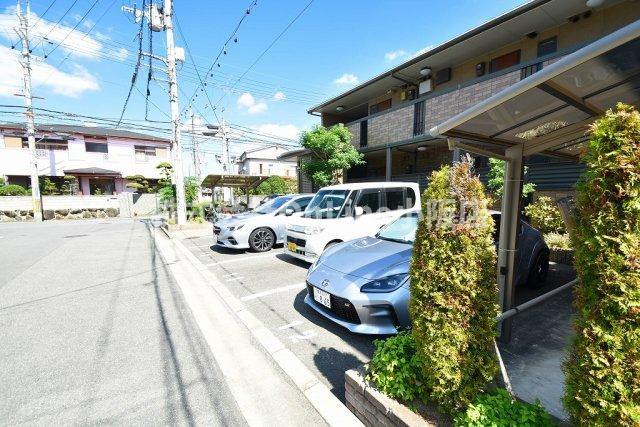 カーサ・エクレールB棟の駐車場