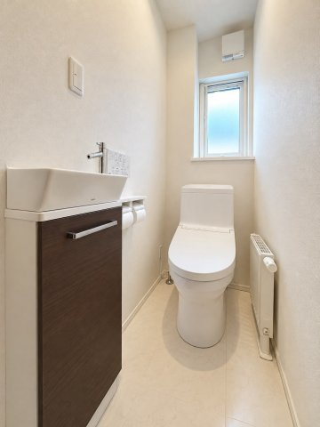 二十四軒4条7丁目　一戸建てのトイレ|２階トイレはロータンク一体型タイプでお手入れ楽々♪手洗いも付いており使い勝手◎