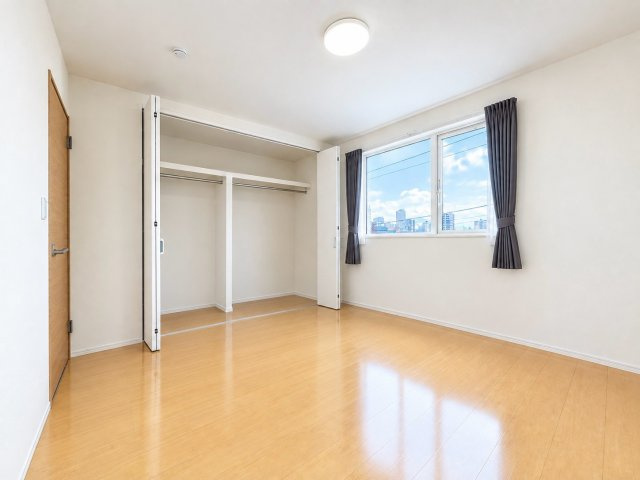 二十四軒4条7丁目　一戸建ての洋室|３階北東側の７帖洋室。大容量クローゼット完備♪※バーチャル加工：一部家具・アイテム等を削除。