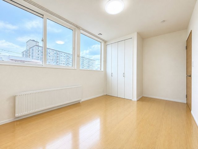 二十四軒4条7丁目　一戸建ての洋室|３階南東側の６帖洋室。一面が窓になっており日当りが◎※バーチャル加工：一部家具・アイテム等を削除。