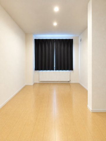 二十四軒4条7丁目　一戸建てのその他|１階４．３帖の納戸スペース。趣味部屋にしたり、ファミリー収納にしたり使い方の幅が無限大♪※バーチャル加工：一部家具・アイテム等を削除。