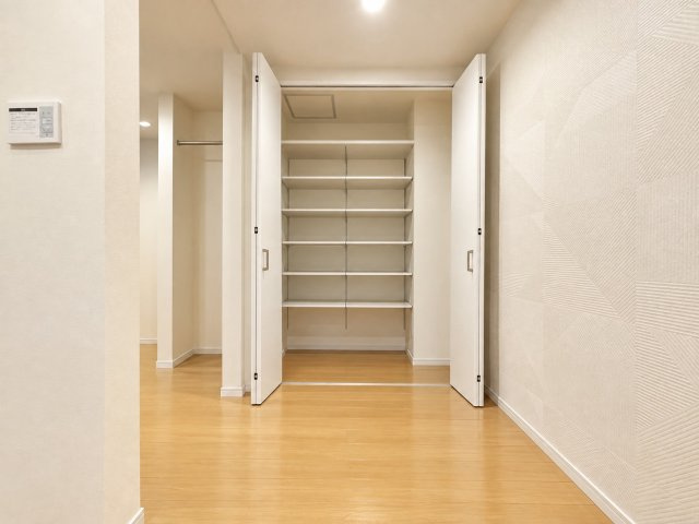 二十四軒4条7丁目　一戸建ての収納|玄関収納。ホールも広く収納内も可動棚付きで自由度◎※バーチャル加工：一部家具・アイテム等を削除。