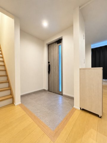 二十四軒4条7丁目　一戸建ての玄関|玄関フロアはバリアフリーでオープンなタイプ。対面に収納がある設計のため、土間が散らかりにくい♪※バーチャル加工：一部家具・アイテム等を削除。
