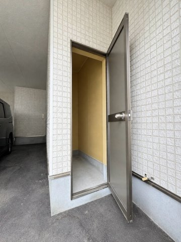 二十四軒4条7丁目　一戸建ての収納|タイヤや自転車も収納可能な物置