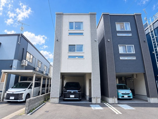 二十四軒4条7丁目　一戸建ての外観|２０２４年築の３階建て美麗住宅。インナーガレージ１台＋前面横置き１台駐車可◎