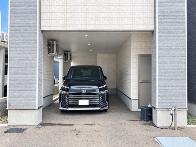 二十四軒4条7丁目　一戸建ての駐車場|インナーガレージは高さ約２．６ｍでハイルーフ車も駐車可♪