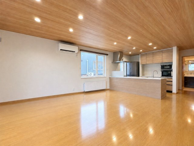 二十四軒4条7丁目　一戸建ての居間・リビング|ＬＤＫ１９．５帖を北側から撮影。２階のメリットである日当りを確保し、家具配置がしやすい空間設計です。※バーチャル加工：一部家具・アイテム等を削除。