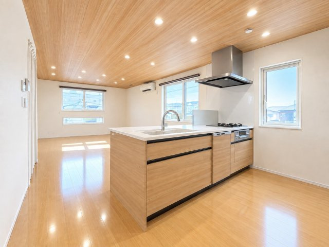二十四軒4条7丁目　一戸建てのキッチン|ＬＤＫを南西側から撮影。吊戸棚を配置しないことで日当りの確保と家族の顔が見える空間♪※バーチャル加工：一部家具・アイテム等を削除。