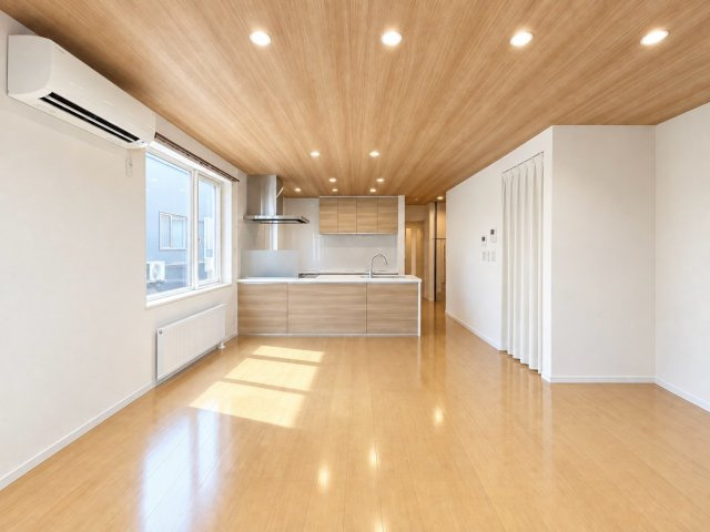 二十四軒4条7丁目　一戸建ての居間・リビング|ＬＤＫを北東側から撮影。北側のくぼみ部分が空間を広く使えるポイントです。※バーチャル加工：一部家具・アイテム等を削除。