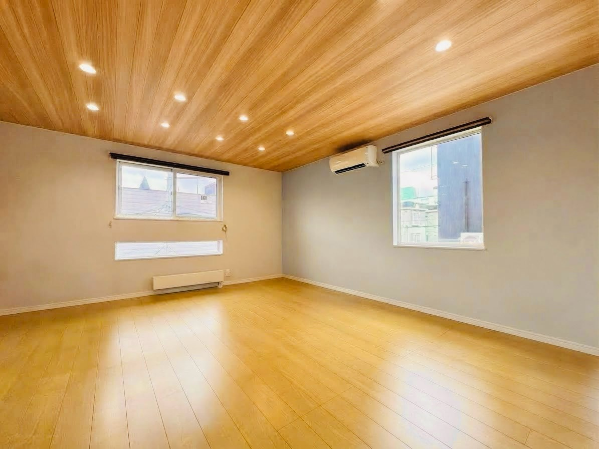 二十四軒4条7丁目　一戸建ての居間・リビング|ＬＤを南西側から撮影。２面窓＋飾り窓で採光アップ♪※バーチャル加工：一部家具・アイテム等を削除。