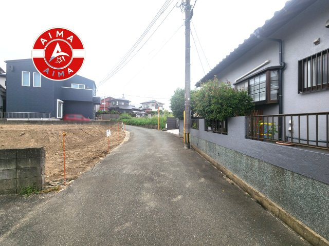 糟屋郡粕屋町花ヶ浦4丁目第2-1棟（1号棟）の前面道路含む現地写真|前面道路は閑静な住宅地をはしる車通りの少ない道路。お車の出し入れが苦手なママや小さなお子様にも安心ですね。しっかり舗装もされているので、ベビーカーや自転車で通っても快適に通行できます。