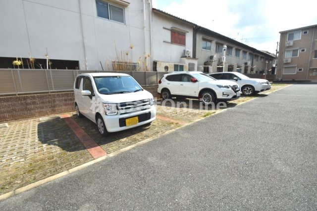 グランドアベニューⅡ番館の駐車場