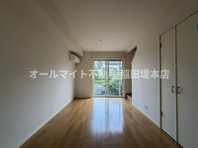 川崎市麻生区千代ケ丘３丁目のアパートの居間・リビング