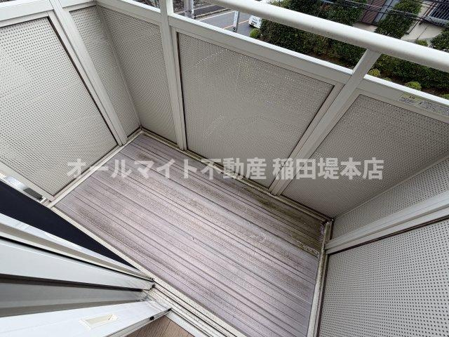 川崎市麻生区千代ケ丘３丁目のアパートのバルコニー