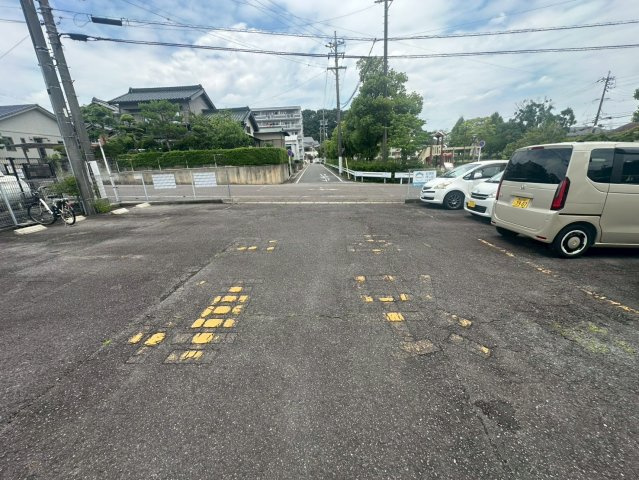 ホワイトヒルズ豊田の駐車場