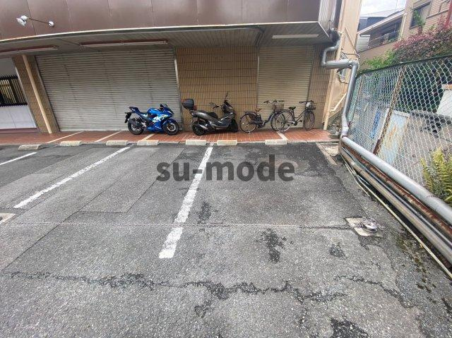 ナンノ第12号館の駐車場