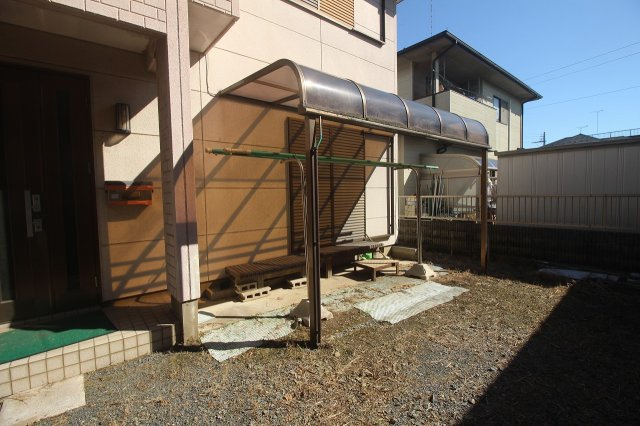 壬生町元町のその他|玄関横には屋根付きの物干しスペースを設置。急な天候の変化が気になる日にも重宝しそうです。