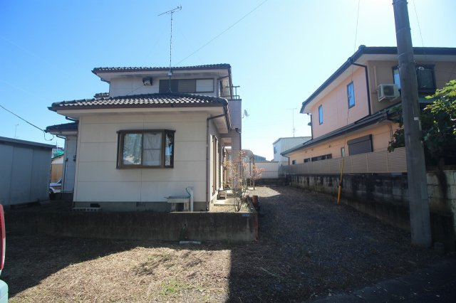 壬生町元町の外観|建物を正面から撮影した外観写真です。敷地内には駐車スペースや物置が設けられています。