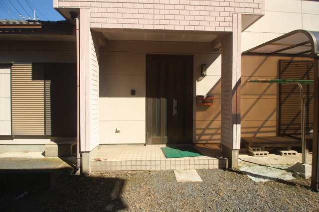 壬生町元町の玄関|雨の日の出入りにも配慮された屋根付きの玄関まわり。玄関横には屋根付きの物干しスペースもあります。