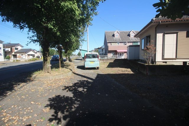 壬生町元町の前面道路含む現地写真|歩道のある前面道路です。現地で道路幅や交通量、車の出入りのしやすさなどもご確認ください。