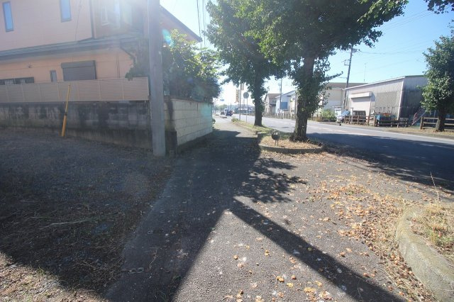 壬生町元町の前面道路含む現地写真|物件側から見た前面道路の様子です。周辺には住宅が建ち並び、落ち着いた住環境が広がっています。