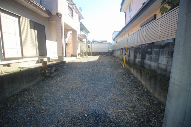 壬生町元町の庭|建物脇には奥行きのある庭スペース付き。植木鉢を並べたり、ガーデニングを楽しんだりと活用できます。