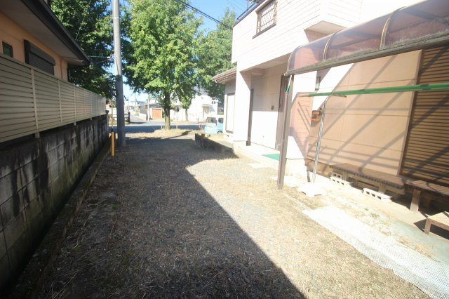 壬生町元町の庭|玄関横から道路側へと続く庭スペース。砂利敷きのため、土のままの庭と比べてお手入れの負担を抑えられます。
