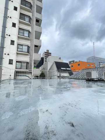 下山手通7丁目貸家Bのバルコニー