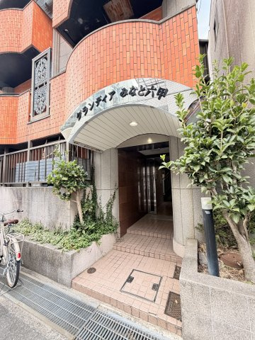グランディアみなと六甲のエントランス