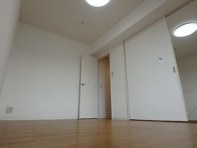 川崎市麻生区上麻生２丁目の賃貸マンションの居間・リビング|エアコン、照明付の洋室です。