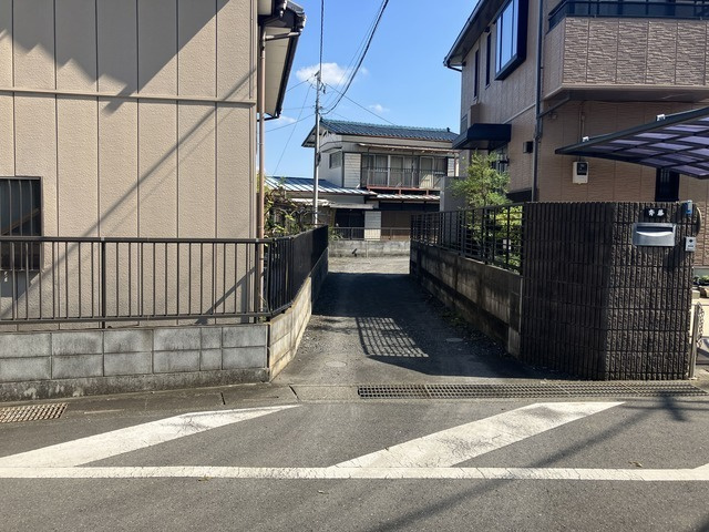 ふじみ野市苗間　中古売戸建の前面道路含む現地写真