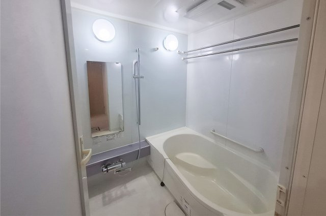 泉ヶ丘アイプレイスの浴室|バスルーム：シャワー水栓・ヘッド・ホース、浴室乾燥機を新調済み。