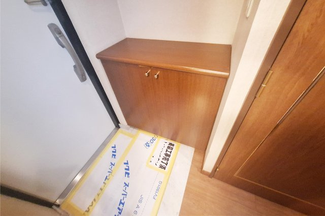 ふぁみーゆ藤井寺の玄関|玄関：シューズボックス付きで靴を整理しやすい玄関です。