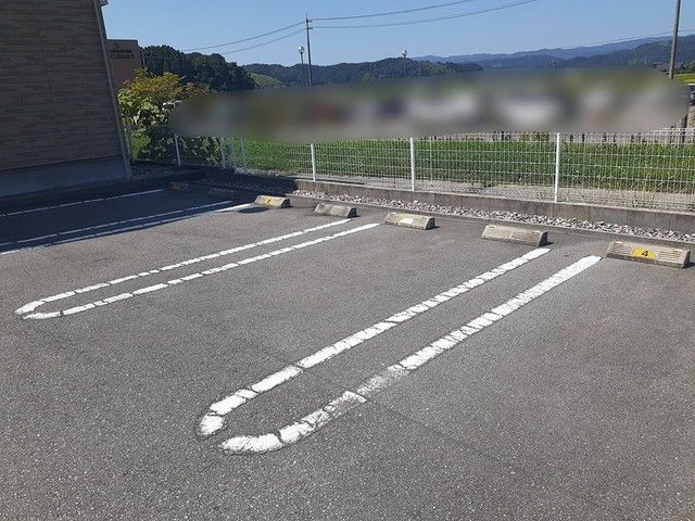 メゾンビューⅢの駐車場