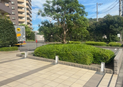 【庭】 | ディースクエアさがみ野 | 物件によっては、入居者が個人的に使用できる専用庭がついているものもあります。また、住宅の中にある土間の部分を庭と呼ぶこともあります。庭の用途は住む人によって変わり、それによってデザインもさまざまです。