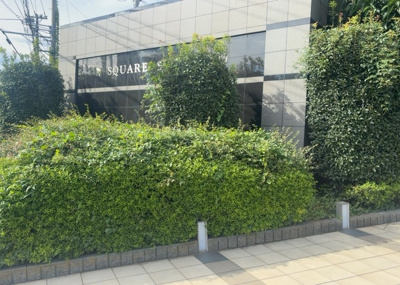 【中庭】 | ディースクエアさがみ野 | 中庭（パティオ）とは、一つの建築物の内部に設けられた、壁などで囲われている庭のことを指します。コの字型、ロの字型が主流ですが、L字型の中庭もあります。最近では、インテリア性の高さからも人気があります。