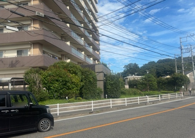 【外観】 | ディースクエアさがみ野 | 隣家の土地はどうなっているのか、生活利便施設が近くにあるのか、学校まで近いかなど、お客様のライフスタイルにあわせたイメージが重要です。また、近くにあると困る施設が近くにないかも確認するといいでしょう。
