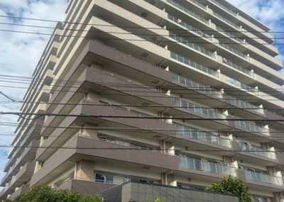 【構造・工法・仕様】 | ディースクエアさがみ野 | ＳＲＣ造は強度や耐震性の面でもRC造と比べて優れています。そのため、10階建以上の高層または超高層マンションなどの建築にも多く採用されています。柱や梁などのサイズが小さくても高い耐震性を確保できます。