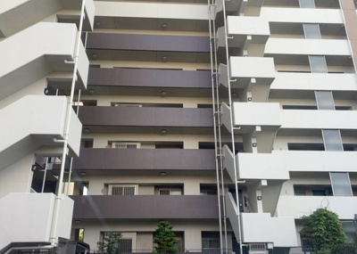 【玄関】 | ディースクエアさがみ野 | 玄関は家の顔でもあり、家族以外の目にも止まる場所です。玄関は外との間を仕切る扉、靴などをしまっておく収納スペース、靴脱ぎのたたきスペース、来客とのやり取りをするドアホンなど複数のアイテムからなります。