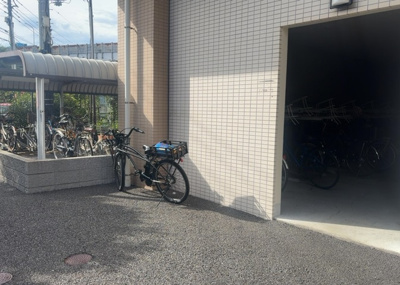 【駐車場】 | ディースクエアさがみ野 | 車一台あたりに必要なスペースは、標準サイズの普通自動車で横幅2m50cm、長さ5mは必要になります。ただし、乗降のことも考慮して横幅3m30cm、長さ5m50cmほどは確保できるところを選びましょう。