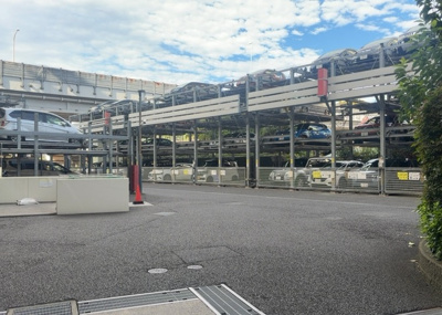 【駐車場】 | ディースクエアさがみ野 | 駐車場と明記されていても、最小スペースでつくられた駐車場だと大型車は駐車できなかったり、出入りしにくくなったりする可能性があります。お車のサイズと購入したい物件の駐車場のサイズを現地で確認しましょう。