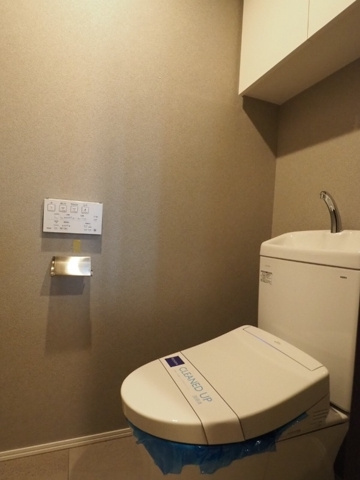 ファーニッシュド・アパートメント岩本町1B(東京エリア)のトイレ|落ち着いたトイレです