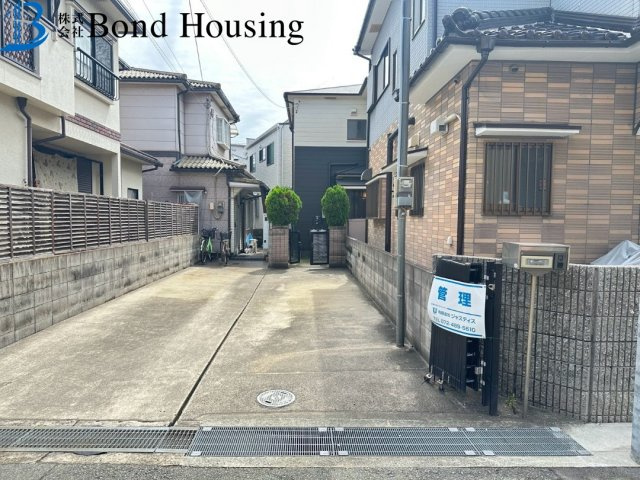 リフォーム素材の中古戸建　二見町西二見　築33年の前面道路含む現地写真